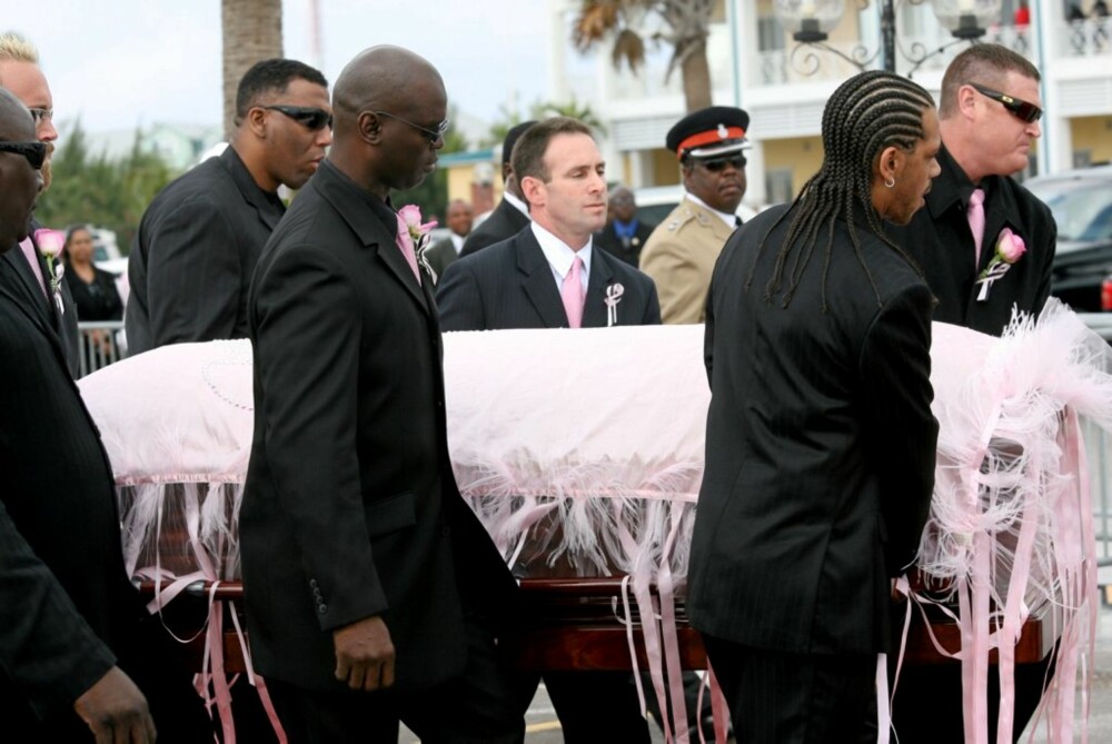 SISTE ÆRE: Hundrevis av turister og tilreisende fulgte Anna Nicole til graven, da hun ble stedt til hvile på øya Nassau, Bahamas.
