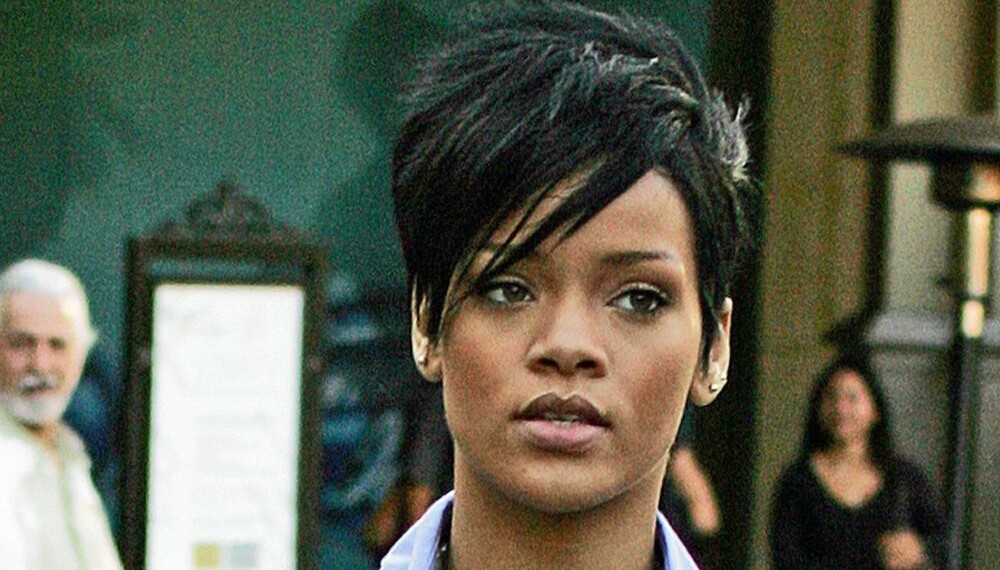 HOS VENNINNENE: Rihanna tilbringer dagene sammen med gode venninner mens hun venter på at sårene skal gro, forteller faren hennes, Ronald Fenty.