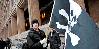 PIRATER MOT RETTEN: Demonstranter utenfor Tingretten i Stockholm mandag før starten av rettssaken mot personene bak Pirate Bay. Telenor nekter å sperre Pirate Bay ute, og nå varsler platebransjens internasjonale organisasjon (Ifpi) sak mot teleselskapet.
