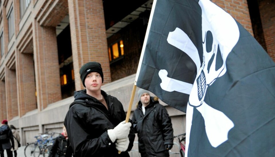 PIRATER MOT RETTEN: Demonstranter utenfor Tingretten i Stockholm mandag før starten av rettssaken mot personene bak Pirate Bay. Telenor nekter å sperre Pirate Bay ute, og nå varsler platebransjens internasjonale organisasjon (Ifpi) sak mot teleselskapet.