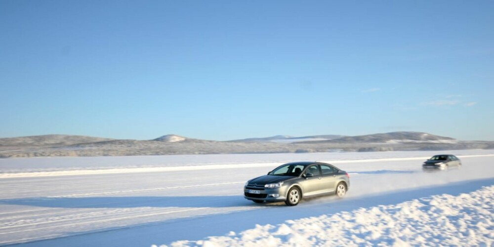 RASKERE START: Bilene med Snow Motion viste seg å komme raskere av gårde enn de uten.