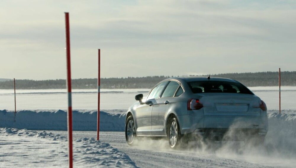KJAPPERE SVINGER: Citroën hevder at Snow Motion-systemet gjør at man også kan kjøre en liten smule fortere gjennom svingene.