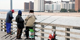 CONEY ISLAND: På strandpromenaden ved Coney Island i New York prøver noen lokale mennesker fiskelykken.