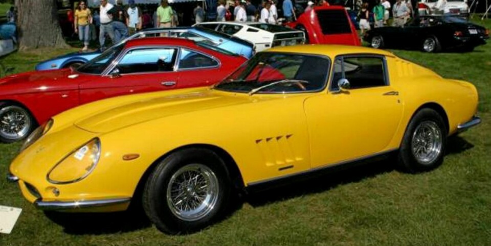 LITEN V12: Klassikeren 275 GTB var utstyrt med en liten V12-motor på 3,3 liter. Panserlengden er heftig - omtrent som datidens Corvette.