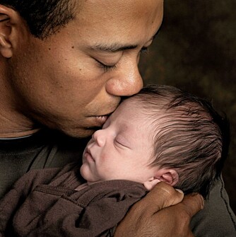 PAPPALYKKE: Tiger Woods og sønnen Charlie Axel, som er ni dager gammel da dette bildet ble tatt.