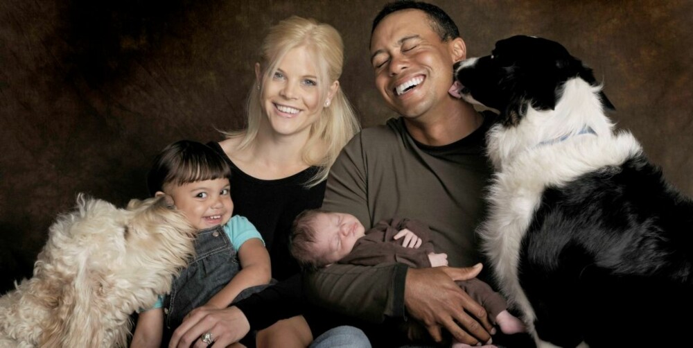 IDYLL: Tiger Woods, kona Elin og storesøster Sam koser seg med det nye familiemedlemmet.