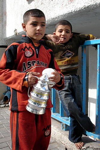 Dagfinn ble fast kunde hos Mohamed (7) og Ziad (5), som tjente noen skillinger på å selge te og kaffe på gaten.