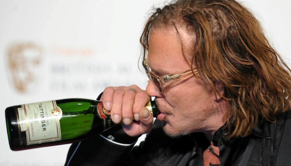 SEIERSSLURK: Mickey Rourke tar en god slurk av champagneflaska etter Bafta-seieren.