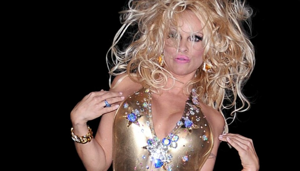 HOPP OG SPRETT: Pamela Anderson hoppet og danset seg nedover catwalken på onsdag.