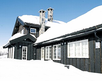 Hyttas utforming gjør sitt til at den relativt store hyttekroppen ikke virker ruvende. Hyttas utforming gjør sitt til at den relativt store hyttekroppen ikke virker ruvende.