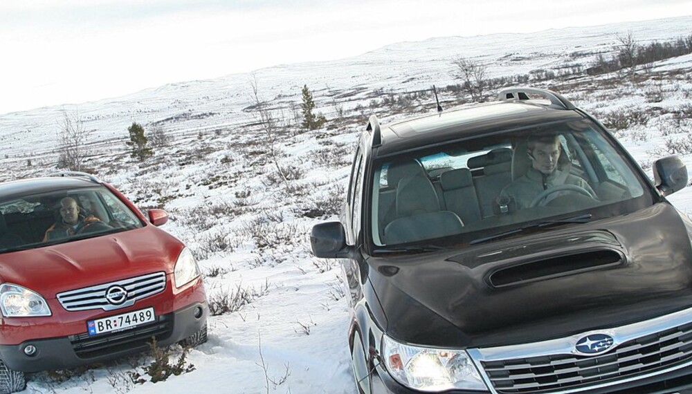 PÅ JORDET: Her har testgutta rygget seg langt ut på landet til fotrografens ære, men det er fakta at om vinteren kjører SUV-er og firehjulstrekkere 50 prosent oftere i grøfta enn vanlige biler.