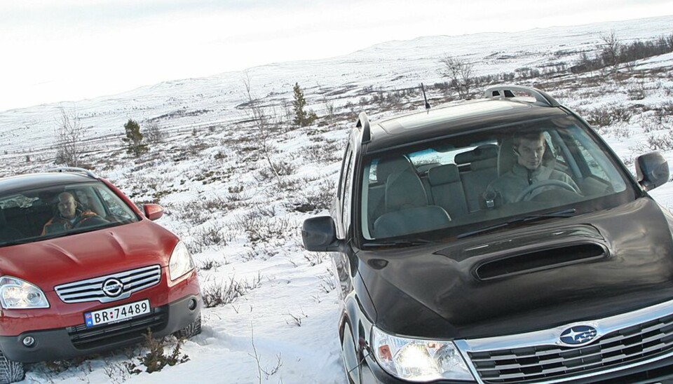 PÅ JORDET: Her har testgutta rygget seg langt ut på landet til fotrografens ære, men det er fakta at om vinteren kjører SUV-er og firehjulstrekkere 50 prosent oftere i grøfta enn vanlige biler.
