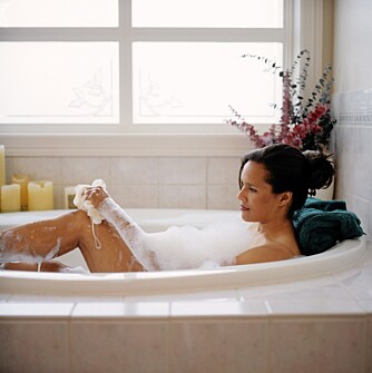 Prøv et dampende, varmt bad, et opphold i badstuen eller en dusj som alternativ til medisiner.