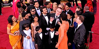 TIL SALGS: "Slumdog Millionaire"Rubina (foran i hvit kjole) på den røde løperen i L.A. under Oscar-utdelingen. Nå er hun forsøkt solgt av faren sin, melder avisen News of The World.