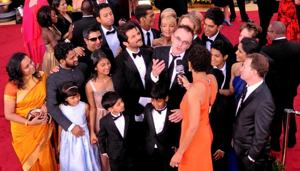 TIL SALGS: "Slumdog Millionaire"Rubina (foran i hvit kjole) på den røde løperen i L.A. under Oscar-utdelingen. Nå er hun forsøkt solgt av faren sin, melder avisen News of The World.