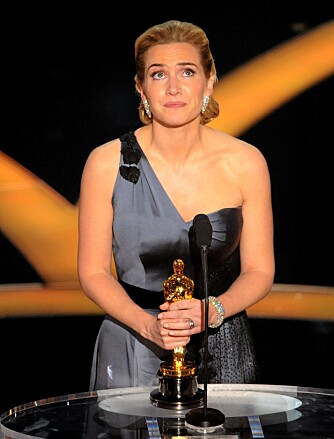 RØRT: Kate Winslet var tydelig rørt da hun mottok sin Oscar for "The Reader"