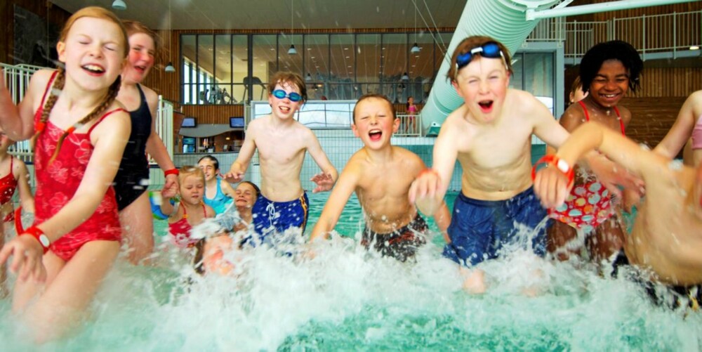 MED POMP OG PLASK: Sørlandets eneste badeland er populært blant barn i alle aldre.