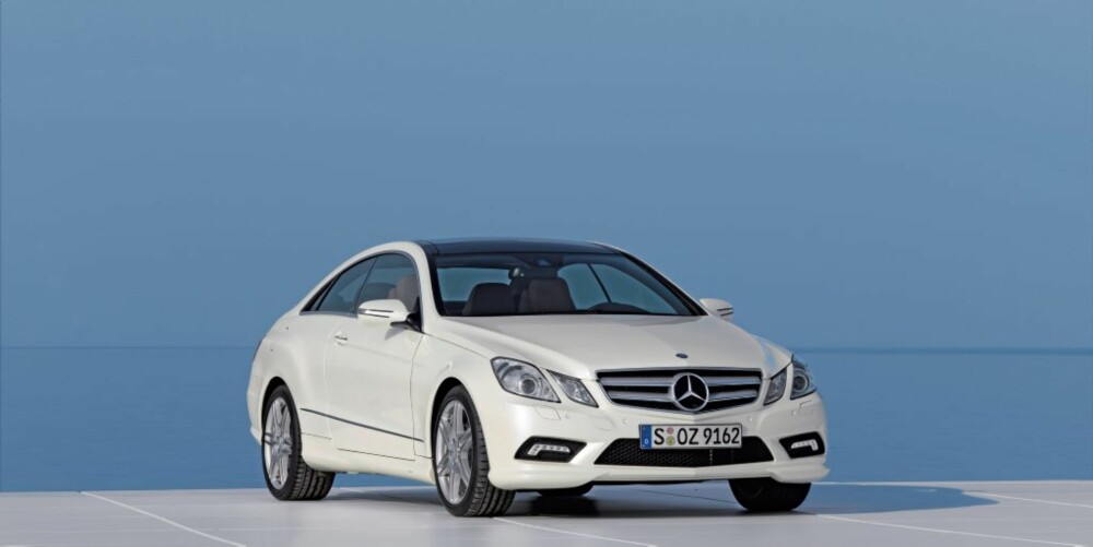 MERCEDES E-KLASSE COUPÉ: Mercedes E-klasse Coupé skal ta over for dagens CLK-modell. Forvent samme motoralternativer som sedan-utgaven – noe som også vil inkludere en AMG-versjon etter hvert. MERCEDES E-KLASSE COUPÉ: Mercedes E-klasse Coupé skal ta over for dagens CLK-modell. Forvent samme motoralternativer som sedan-utgaven – noe som også vil inkludere en AMG-versjon etter hvert.
