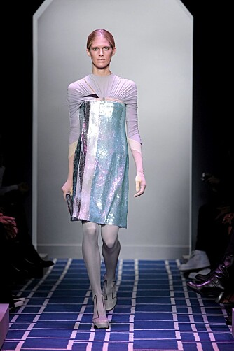 BALENCIAGA: Iselin Steiro på catwalken for motehuset Balenciaga. BALENCIAGA: Iselin Steiro på catwalken for motehuset Balenciaga.