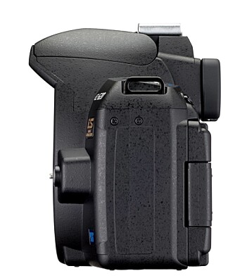Olympus E-620 er ikke stort med sine 13 x 9,4 x 6 cm. Vekten på selve kamerahuset er 475 gram.