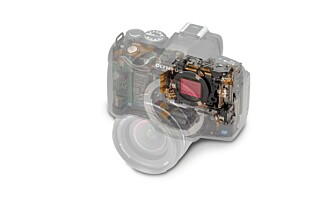 E-620 bruker Four-Thirds-standarden, som alle de andre digitale speilreflekskameraene fra Olympus. Det gir mindre kamerakropp og objektiver, men også mindre bildebrikke.