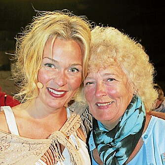 Mamma Solvår var på plass og gratulerte Line etter at stykket Stenhogger'n hadde permiere på en utescene på Hvaler i 2005.