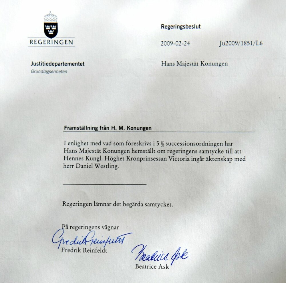 SÅ ER DET GJORT: Her er det offisielle dokumentet hvor statsminister Fredrik Reinfeldt och justisminister Beatrice Ask godkjenner at kronprinsesse Victoria och Daniel Westling gifter seg.