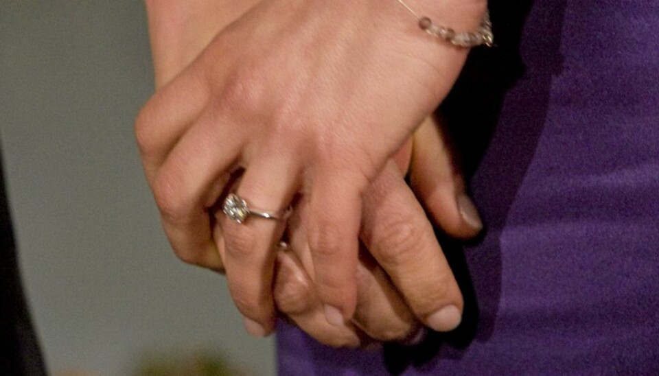 STOLT: Kronprinsessen viste stolt frem ringen under tirsdagens pressekonferanse.