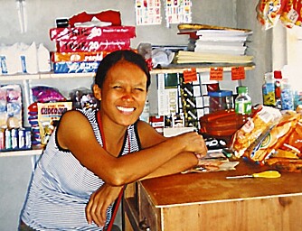 Ayan Romanillos hadde ingen jobb. Med støtte fra Janne Løvik åpnet den Filippinske jenta en egen liten butikk med et bredt vareutvalg.