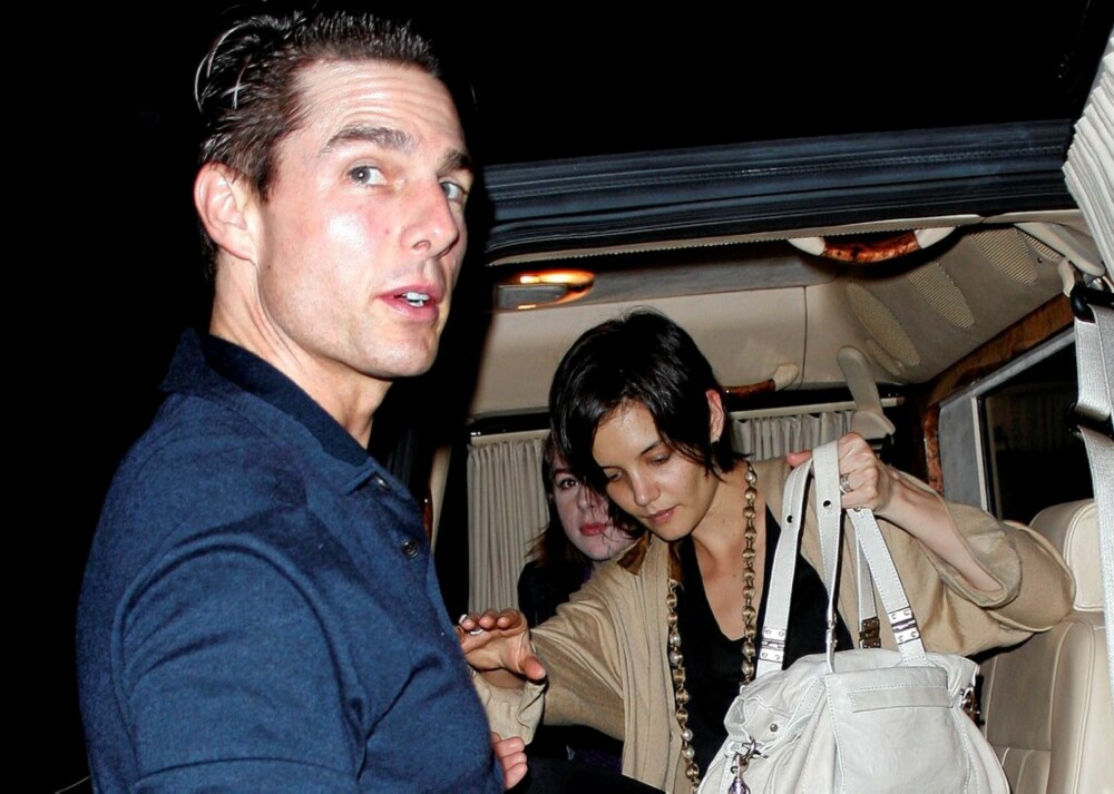 HJELPENDE HÅND: Tom Cruise hjelper kona Katie ut av bilen.