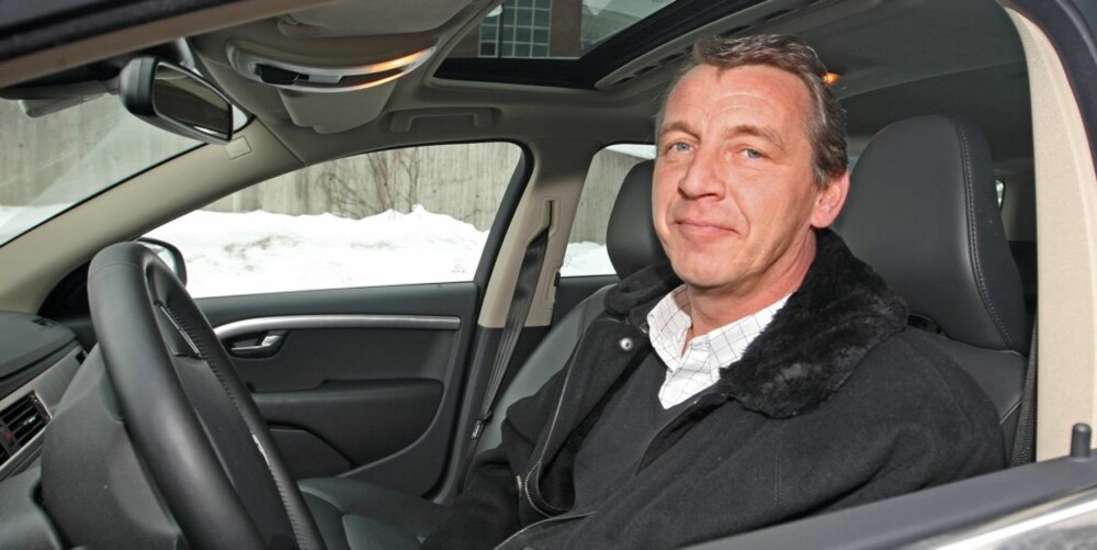 USIKKER: Anders Lundgren (47) kjører Volvo V70, og er usikker på om han er en bedre sjåfør enn gjennomsnittet. ""Men det er nok karer på min alder som oftest har høye tanker om seg selv som bilførere"", mener Lundgren. USIKKER: Anders Lundgren (47) kjører Volvo V70, og er usikker på om han er en bedre sjåfør enn gjennomsnittet. ""Men det er nok karer på min alder som oftest har høye tanker om seg selv som bilførere"", mener Lundgren.