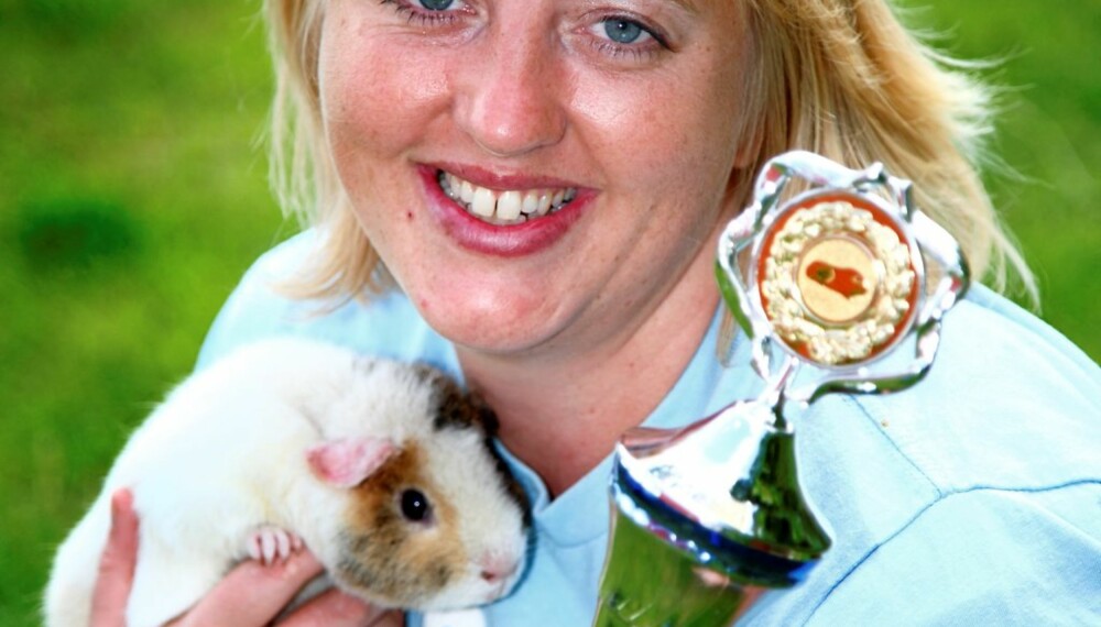 Flere av Linda Furuhaugs marsvin har vunnet priser, her er hun sammen med Indiana av rasen teddy. I 2007 ble Indiana blant annet kåret til norsk champion og best i sin rase.