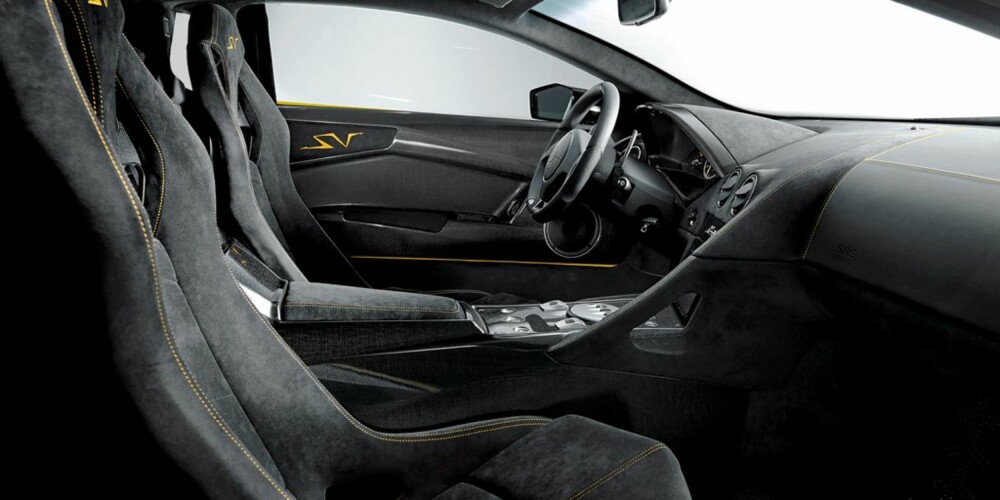 I 670-4 SuperVeloce finner vi endringer på eksosanlegg, motor og girkasse, samt et puristisk interiør. I 670-4 SuperVeloce finner vi endringer på eksosanlegg, motor og girkasse, samt et puristisk interiør.