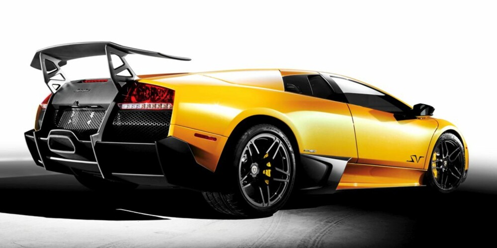 SUPERLETT: Lamborghini Murciélago LP 670-4 SuperVeloce er noe av det råeste som befinner seg på årets utstilling.