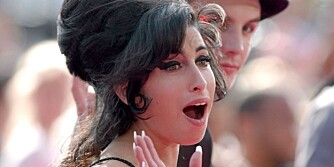 SINATRA-FLØRT: Amy Winehouse satser på at Frank Sinatra vil hjelpe henne med å overbevise Blake om at de er ment for hverandre.