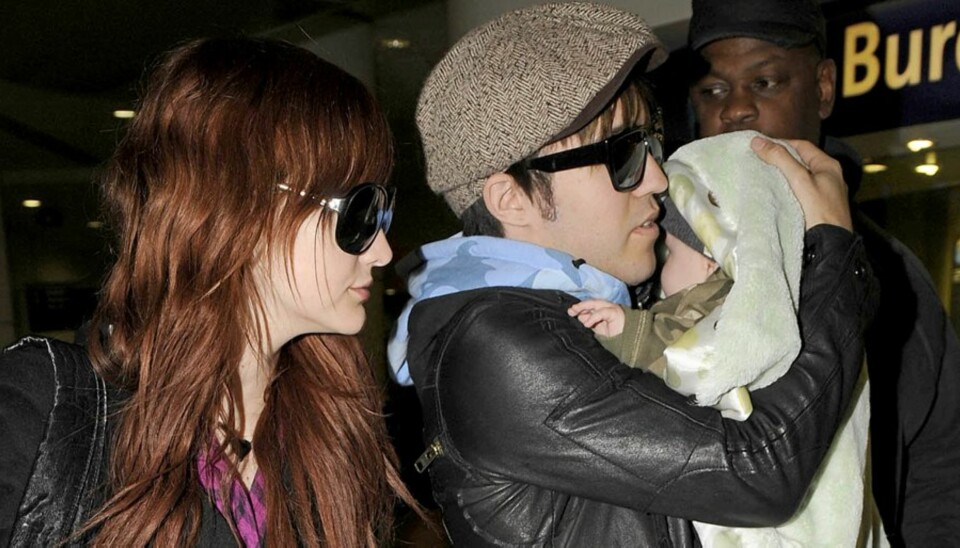 SKJERMER: Ashlee Simpson og Pete Wentz prøver så godt de kan å beskytte sønnen fra fotografene