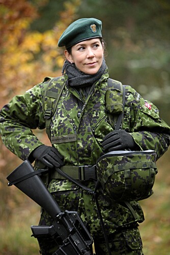 KAMUFLERER MAGEN: Kronprinsse Mary er løytnant i det danske heimevernet. I denne uniformen er det ikke lett å se om magen går ut eller inn.