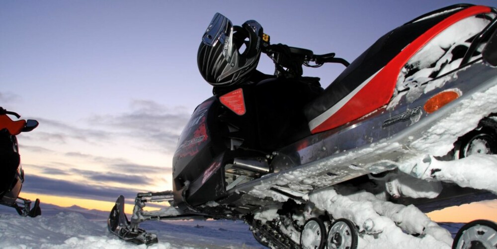 TIL KINO: Nå kan snøscooterfolket i Finnmark kjøre rett inn på snø-kino i Kautokeino.