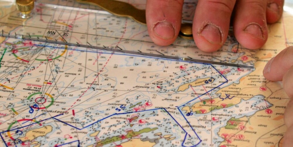 LITE TEKNOLOGI: Navigeringen foregår ved hjelp av kart, tusj og blyant.