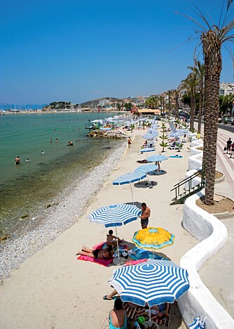 PRISVINNER: I Kusadasi i Tyrkia kan du nyte det yrende strandlivet.