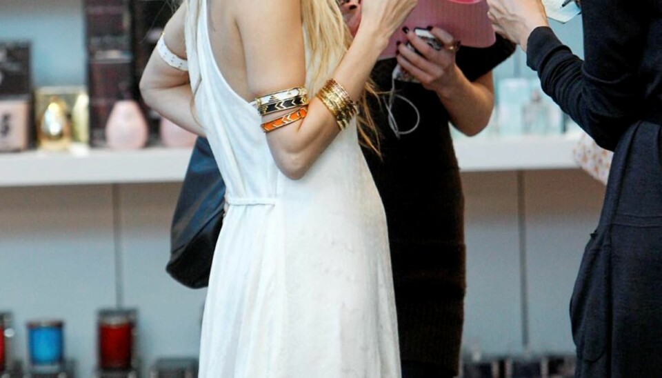 VOKSER: Nicole Richie er gravid med barn nummer to. Her viser hun magen.