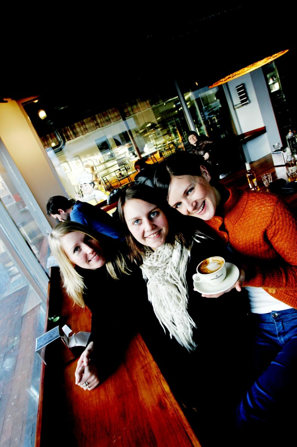 BEST I BY'N: Venninne Marianne Næss, Yvonne Sortland og Guro heggtveit snakker varmt om Kaffebønna. - Her er Tromsøs beste kafe!