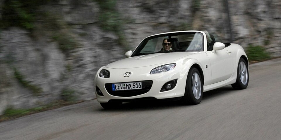 BRA GREP: Mazda MX-5 sitter som smurt i svingene.