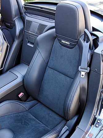 Toppmodellen har seter fra Recaro som standard. De omslutter kroppen på en helt sportsbil-riktig måte. Toppmodellen har seter fra Recaro som standard. De omslutter kroppen på en helt sportsbil-riktig måte.