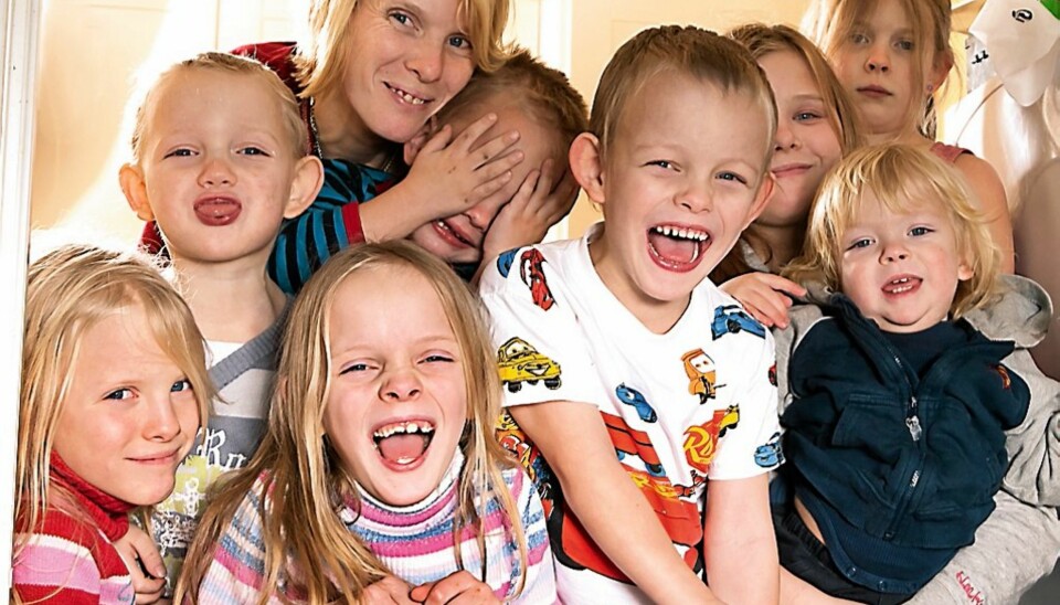 - Velkommen, dere skal få boller! ropes det fra køkkenvinduet. Foran fra venstre: Anna (6), Elena (7), Daniel (5), og Dana. Bak fra venstre: Elias (4), mamma Monica (34), Johannes (3), Ida (15) og Arina (9).