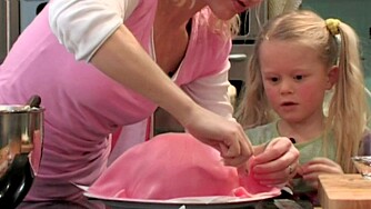 GJØRE NOE SAMMEN: Ønsker den lille prinsessen seg verdens flotteste prinsessekake, kan dere lage en fra bunnen av sammen. Det er ikke så vanskelig som det ser ut som! GJØRE NOE SAMMEN: Ønsker den lille prinsessen seg verdens flotteste prinsessekake, kan dere lage en fra bunnen av sammen. Det er ikke så vanskelig som det ser ut som!