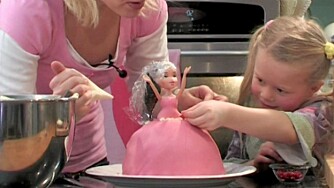 GJØRE NOE SAMMEN: Ønsker den lille prinsessen seg verdens flotteste prinsessekake, kan dere lage en fra bunnen av sammen. Det er ikke så vanskelig som det ser ut som!