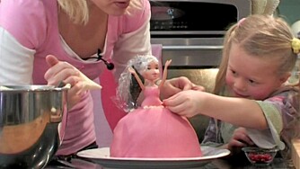 GJØRE NOE SAMMEN: Ønsker den lille prinsessen seg verdens flotteste prinsessekake, kan dere lage en fra bunnen av sammen. Det er ikke så vanskelig som det ser ut som! GJØRE NOE SAMMEN: Ønsker den lille prinsessen seg verdens flotteste prinsessekake, kan dere lage en fra bunnen av sammen. Det er ikke så vanskelig som det ser ut som!
