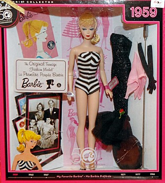 ORIGINALEN: Slik så den originale Barbie-dukken, Teenage Fashion Model, ut da hun ble introdusert i 1959.