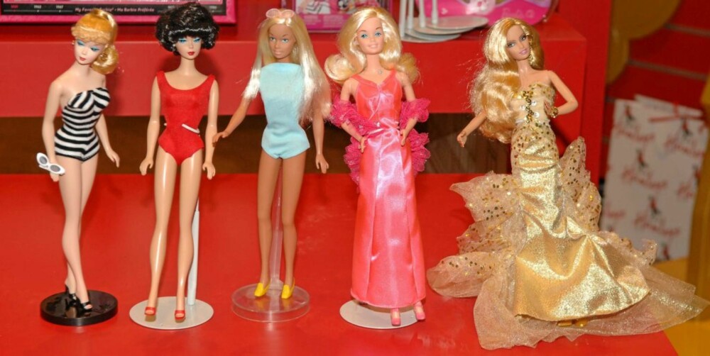 BARBIE GJENNOM TIDENE: Teenage Fashion Model fra 1959, Bubble Cut Swimsuit fra 1961, Malibu Barbie fra 1972, Superstar Barbie fra 1977 og Barbie Anniversary fra 2009.